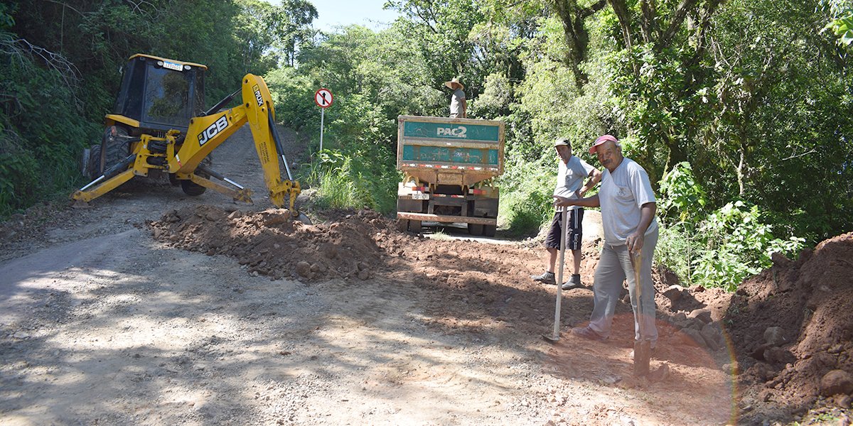 Secretaria De Obras De Faxinal Do Soturno Recupera Estrada Para A